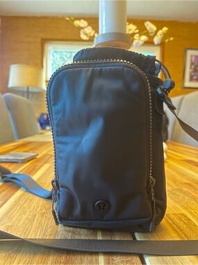 lululemon athletica Black Crossbody Water Bottle Bag, like new- used 1x